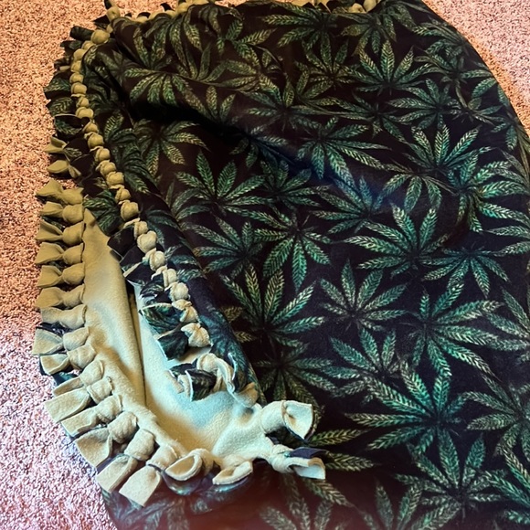 Hand Tyed Maryjane blanket - Picture 2 of 2